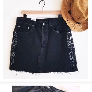 🍃🍂Studded Accent Raw Hem Black Mini Skirt Levi’s